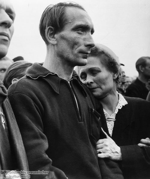 A Woman Discovers Her Son among Returning POWs at the Friedland Transfer Camp (October 1, 1955)